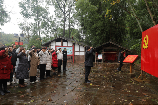 尋紅色根脈，鑄奮斗力量--遂寧四中黨總支開展紅色教育主題黨日活動(1)140.png